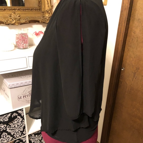 Black top with gold necklace - Picture 2 of 7